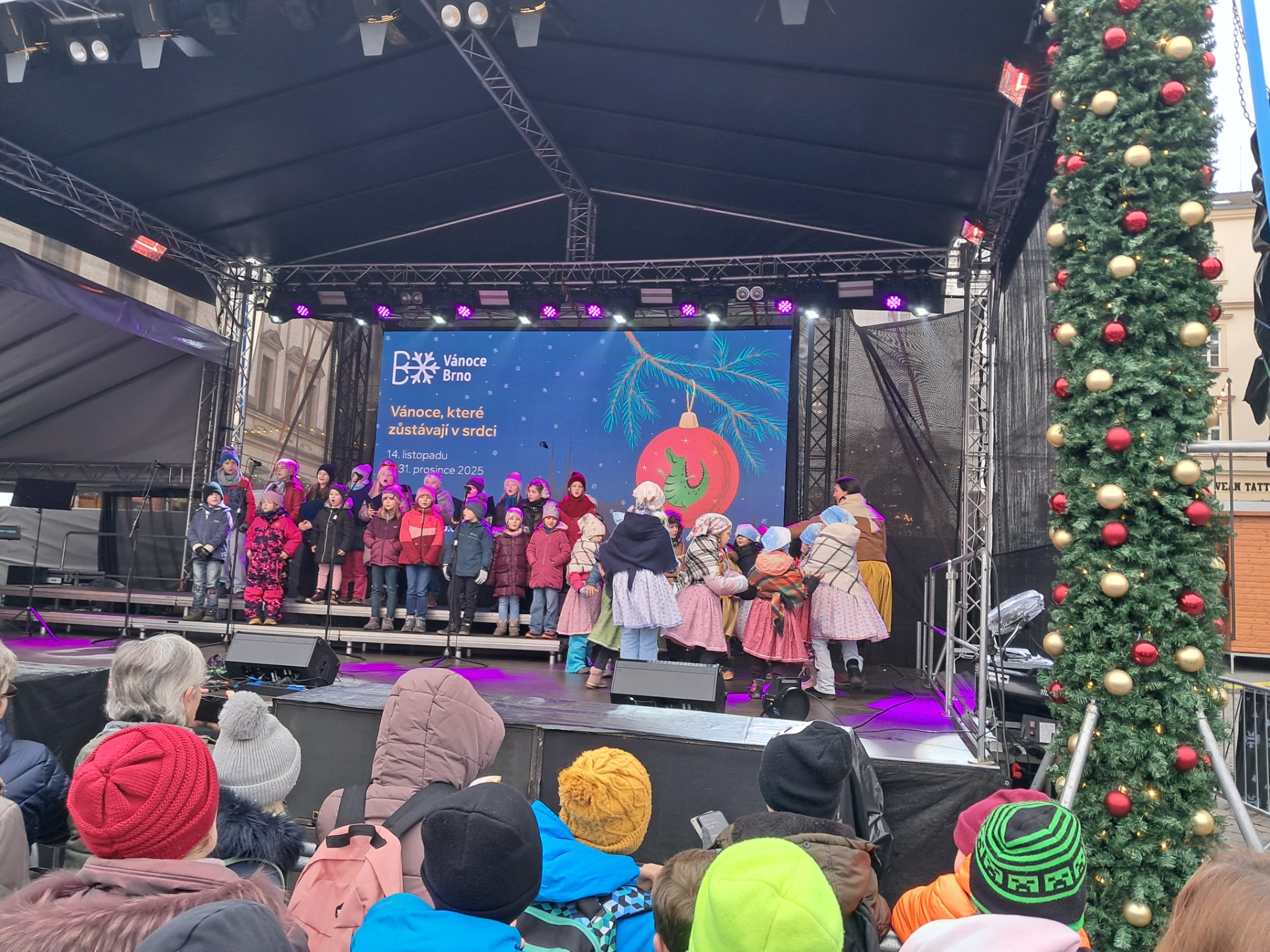 Tradiční adventní vystoupení zpěváčků na Zelném trhu.